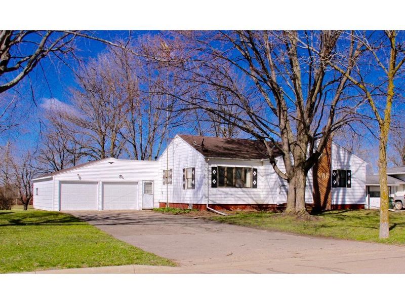 207 3rd St, Prinsburg, MN 56281