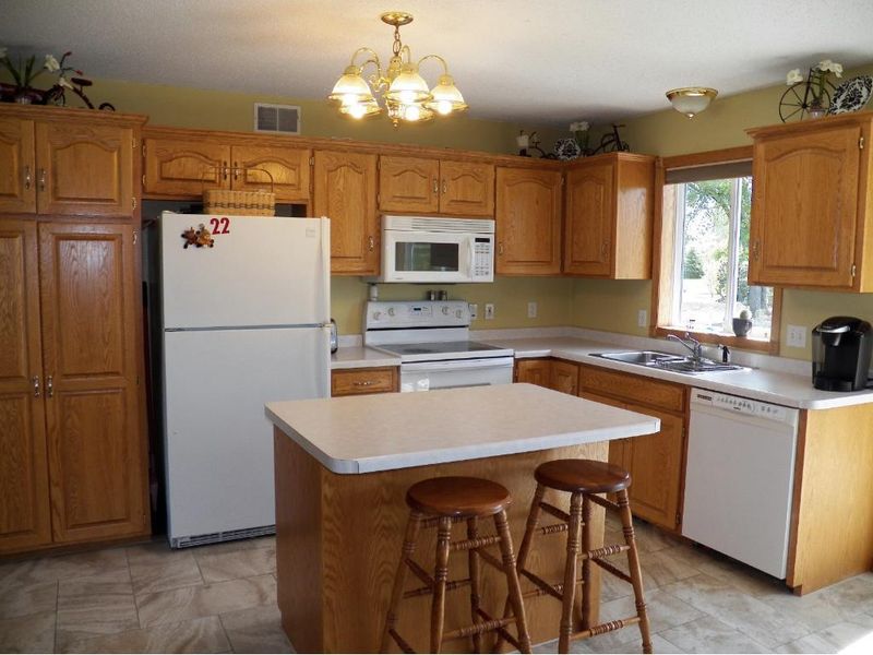 765 6th St NW, Richmond, MN 56368