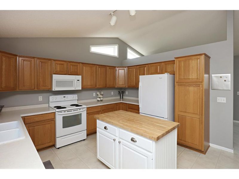 4069 Dakota Dr, Rosemount, MN 55068