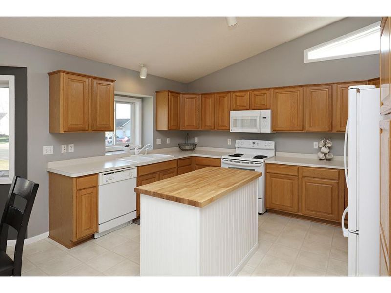 4069 Dakota Dr, Rosemount, MN 55068
