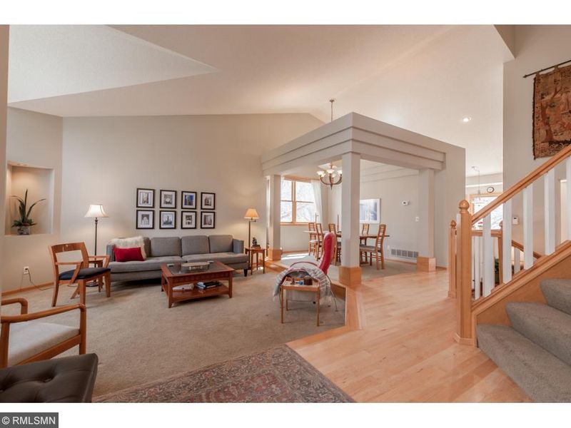 8719 Pheasant Run Cir, Woodbury, MN 55125
