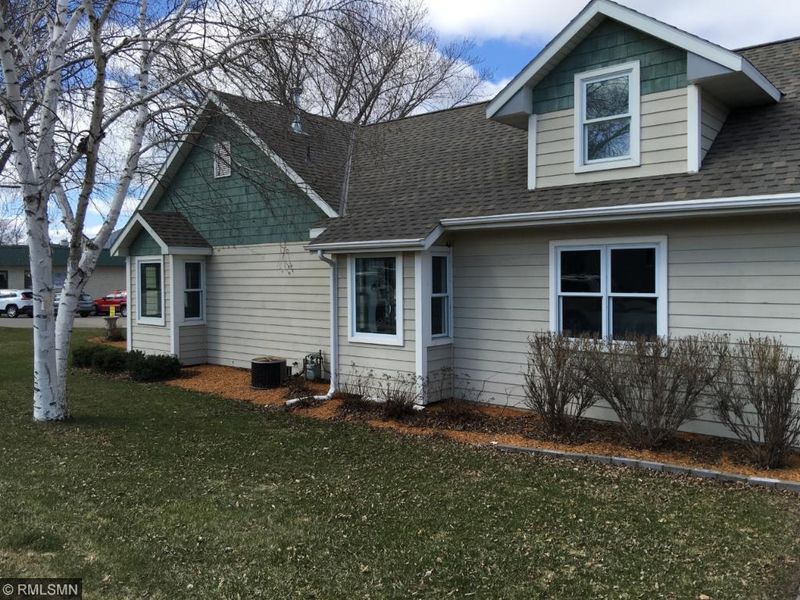 37 Central Ave E, New London, MN 56273