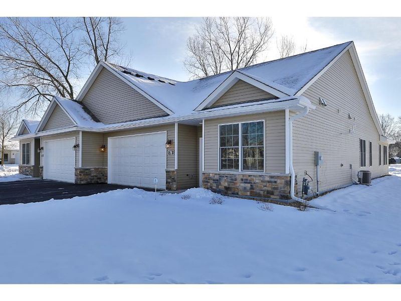 690 Bibeau Ct, Vadnais Heights, MN 55127