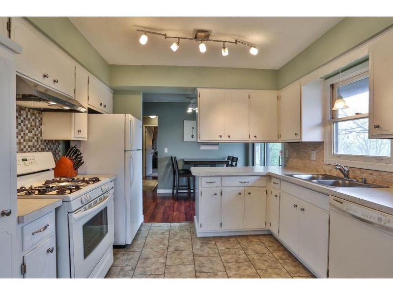1605 Flag Ave N, Golden Valley, MN 55427