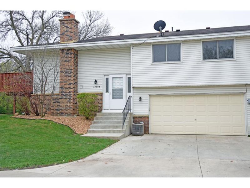 12208 Oak Leaf Cir, Burnsville, MN 55337