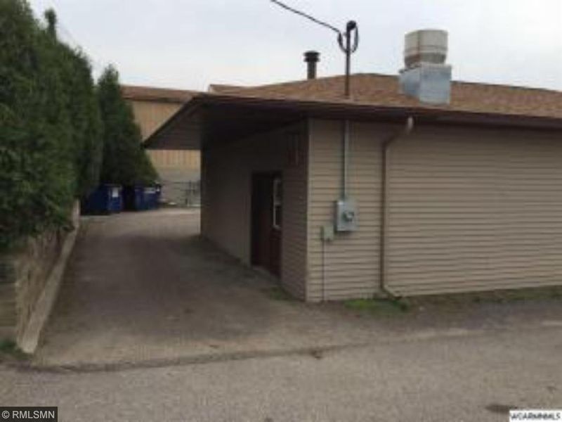 21 Main St N, New London, MN 56273