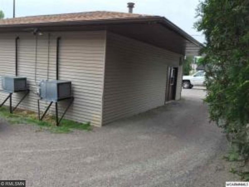 21 Main St N, New London, MN 56273