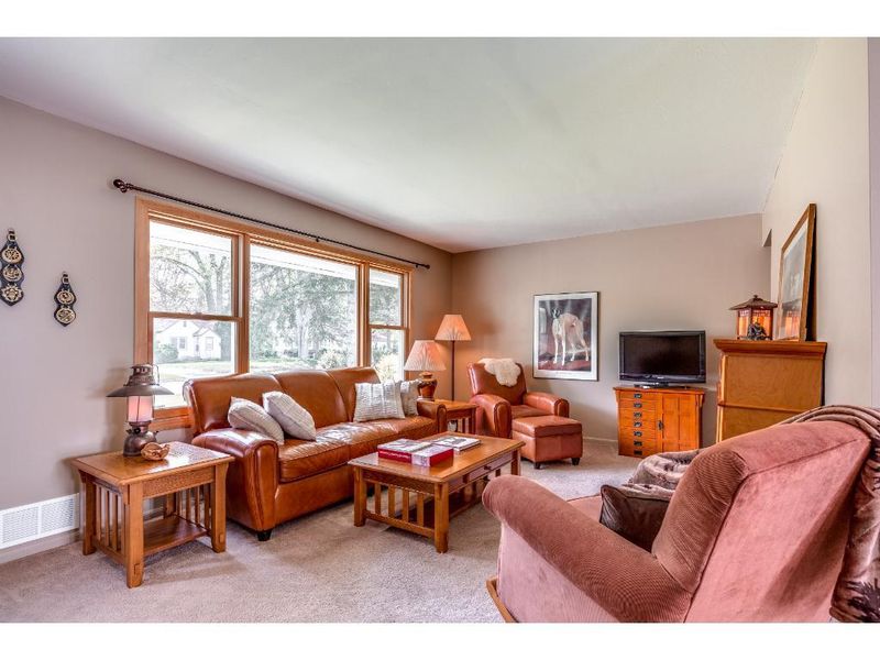 1425 Rose Pl, Roseville, MN 55113