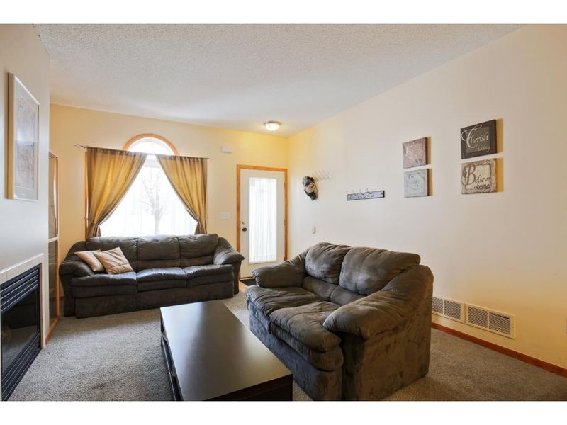 1262 Crystal Pl E, Chaska, MN 55318