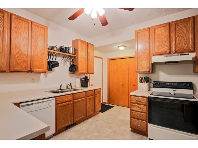 1262 Crystal Pl E, Chaska, MN 55318