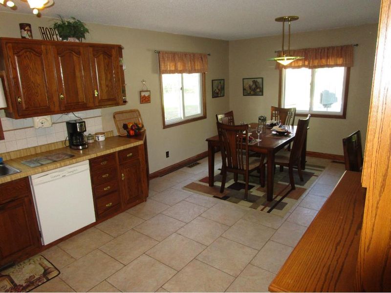 590 Queenan Ave N, Lakeland, MN 55043
