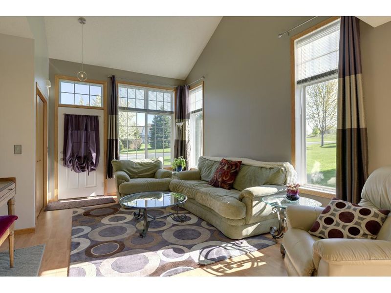 17028 Eagleview Ln, Lakeville, MN 55044