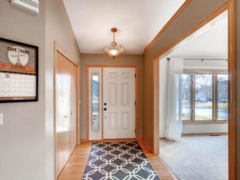 1117 Overlook Dr, Chaska, MN 55318