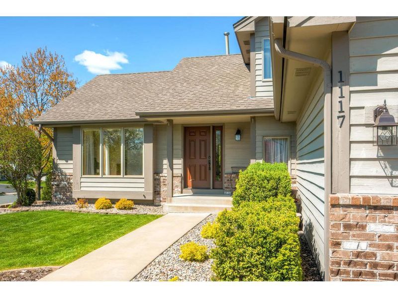 1117 Overlook Dr, Chaska, MN 55318