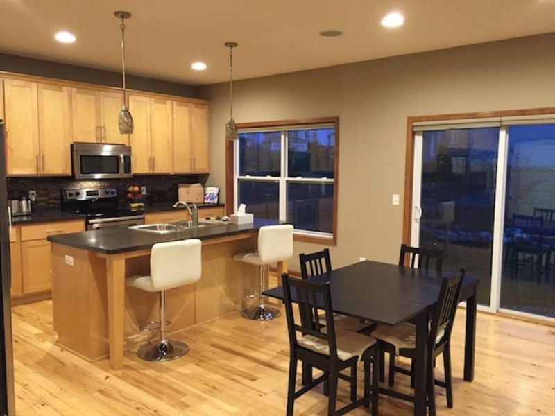 1475 Mills Dr, Chanhassen, MN 55317