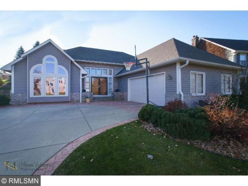 4148 Primrose Pa, Vadnais Heights, MN 55127