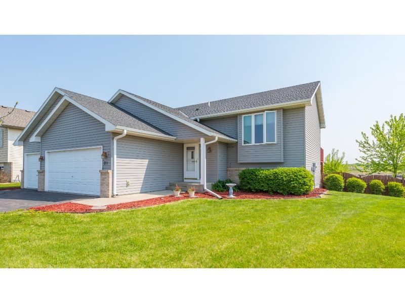 211 Douglas Dr, Waverly, MN 55390