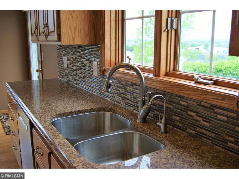 23868 Prairie Ct, Belle Plaine, MN 56011