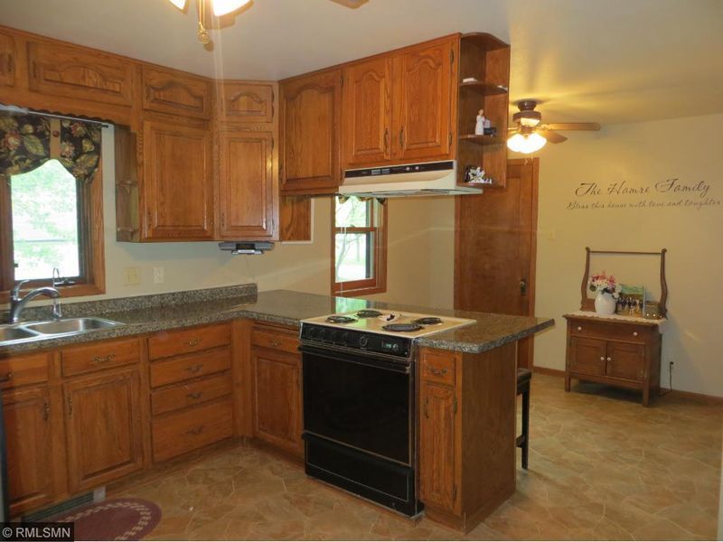 902 N Main St, Winthrop, MN 55396