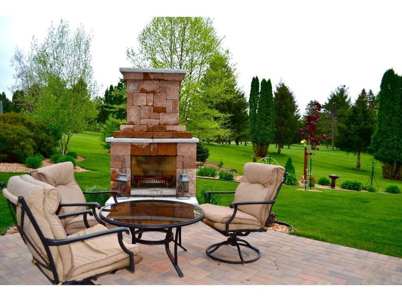 949 Golfview Ave, Zumbrota, MN 55992