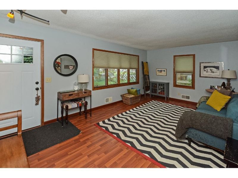 1087 Kent St, Saint Paul, MN 55117