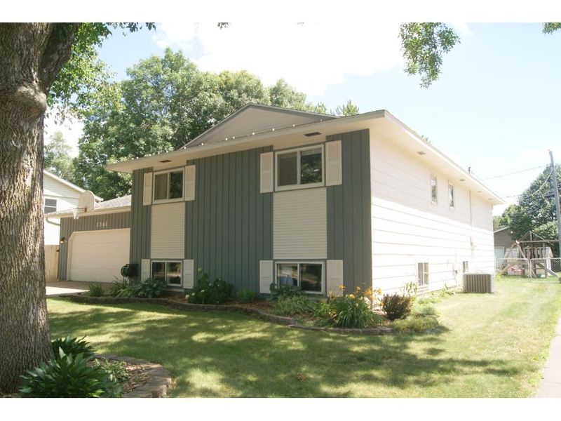 1341 22nd St W, Hastings, MN 55033