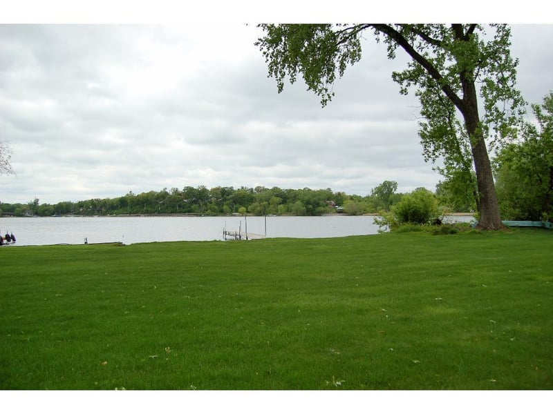 265 Peninsula Rd, Medicine Lake, MN 55441