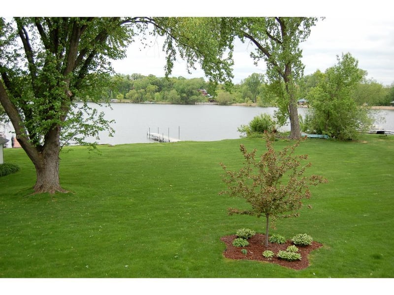 265 Peninsula Rd, Medicine Lake, MN 55441
