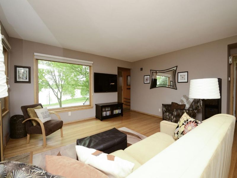 4232 Shoreline Dr, Robbinsdale, MN 55422