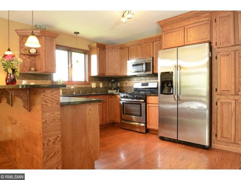 4640 Kingsbury Dr, Eagan, MN 55122