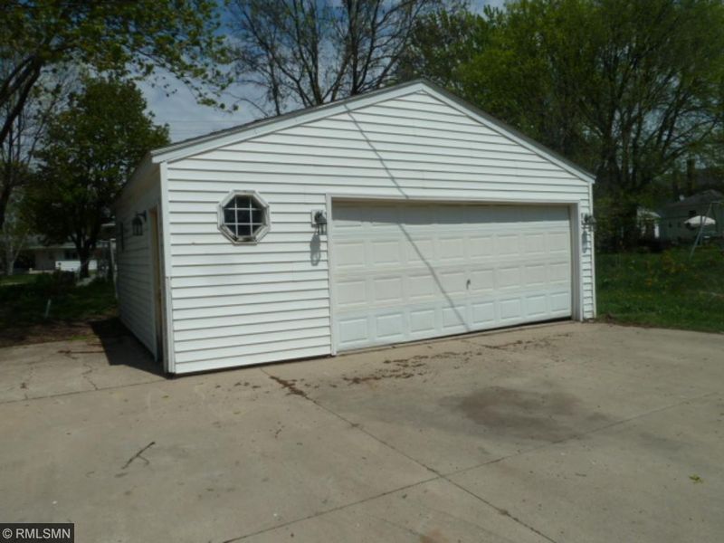 1112 Armstrong Ave N, Glencoe, MN 55336
