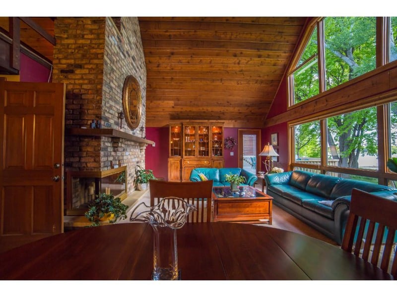 189 Peninsula Rd, Medicine Lake, MN 55441