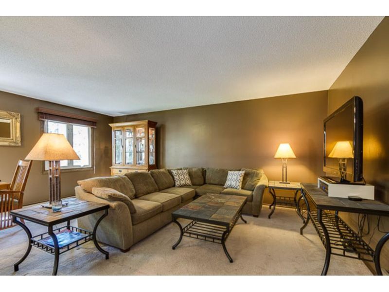 318 Moreland Cir, West Saint Paul, MN 55118