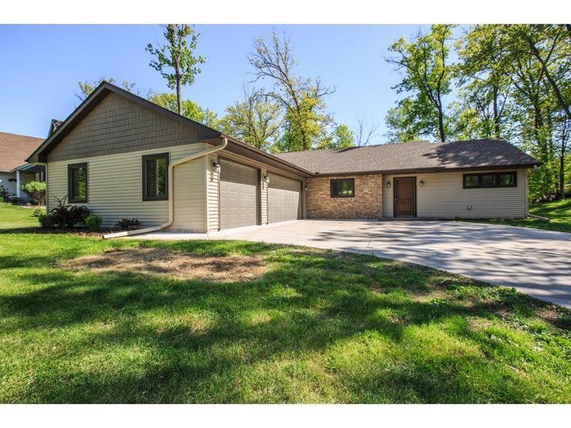 9179 Grove Dr, Chisago City, MN 55013