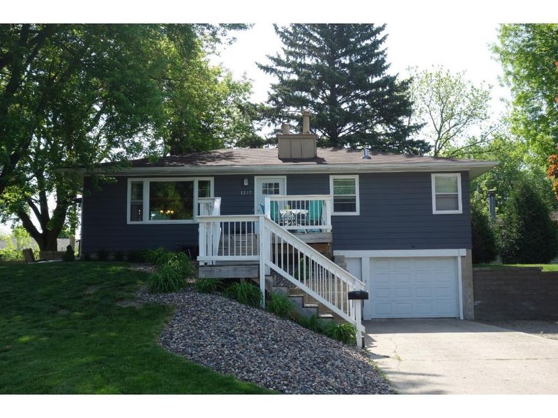 1217 Woodridge Pl, Owatonna, MN 55060