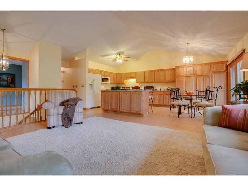 6856 Buckingham Rd, Woodbury, MN 55125