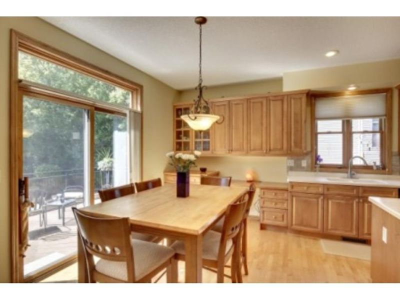 4661 Stonecliffe Dr, Eagan, MN 55122