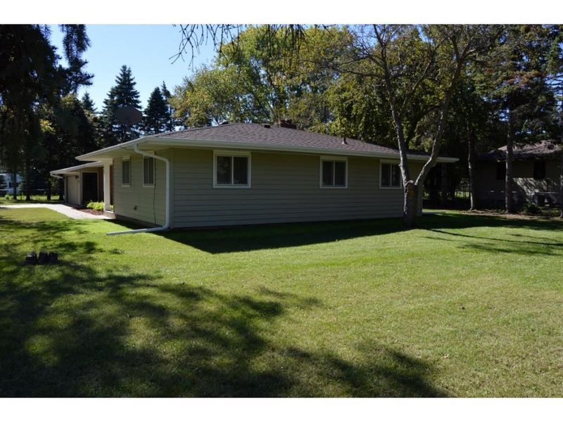 935 Brenda Lee Dr, Saint Cloud, MN 56303