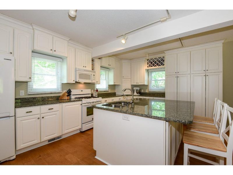 115 12 S Cedar St, Chaska, MN 55318