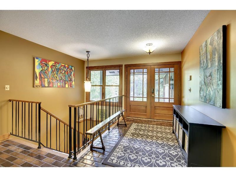 51 Glen Edge Rd, Dellwood, MN 55110
