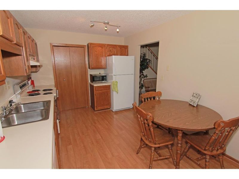 2356 Hillwood Dr E, Maplewood, MN 55119