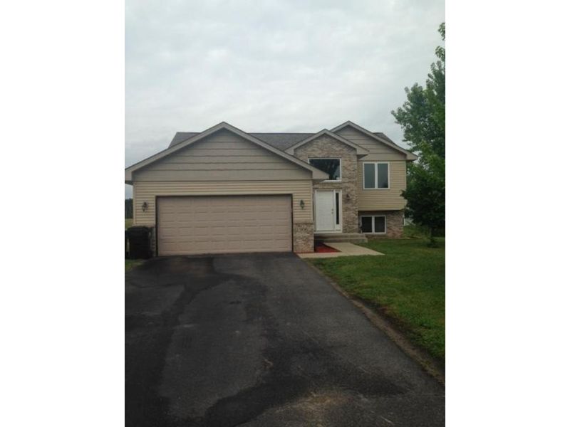 906 Isanti Pw NW, Isanti, MN 55040