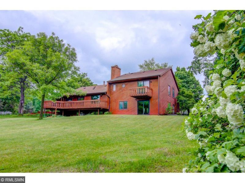 4 High Circle Way, North Oaks, MN 55127