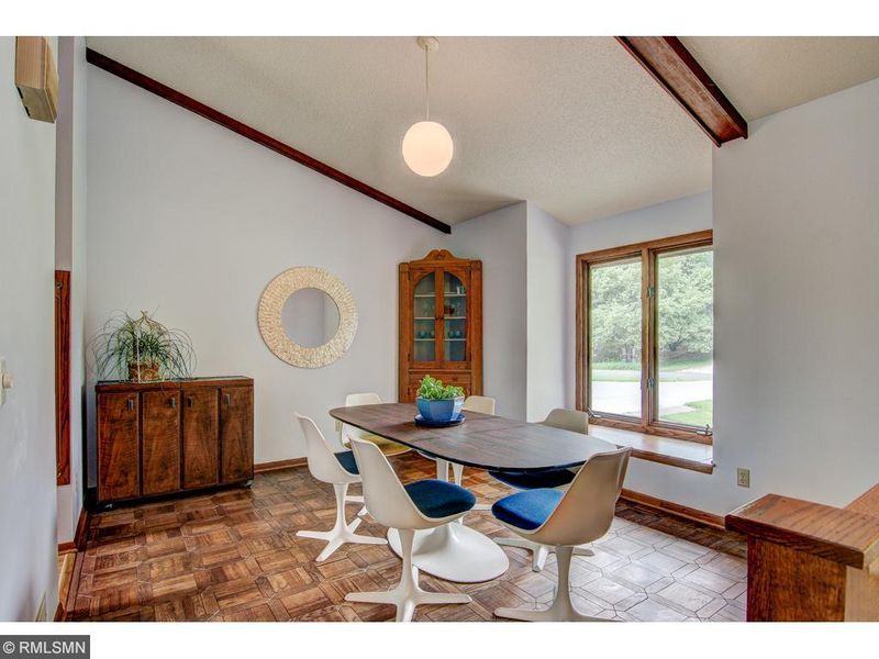 4 High Circle Way, North Oaks, MN 55127