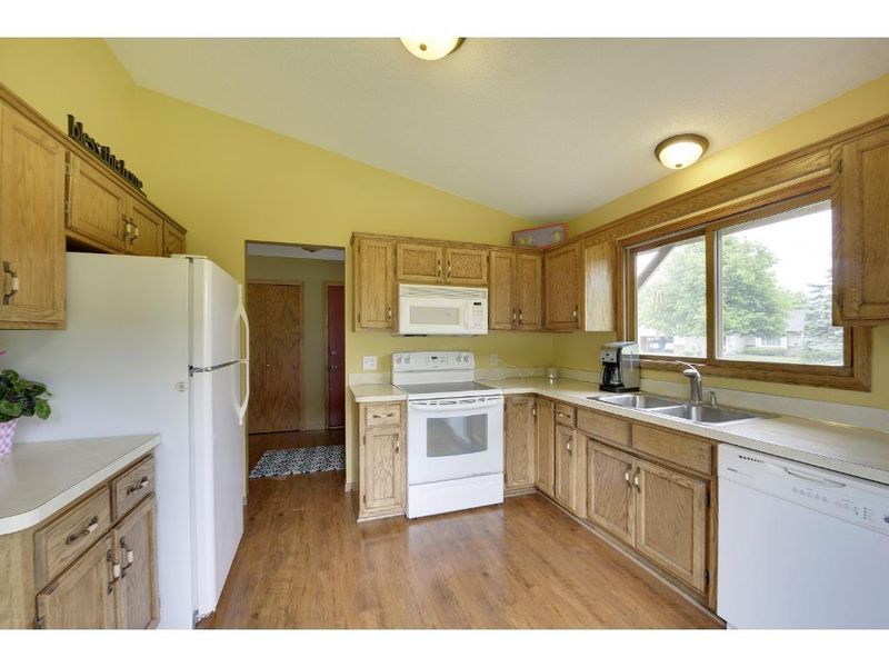 8901 Oakview Ln N, Maple Grove, MN 55369