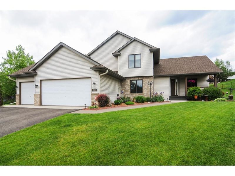 2323 Maida Ct E, Maplewood, MN 55119