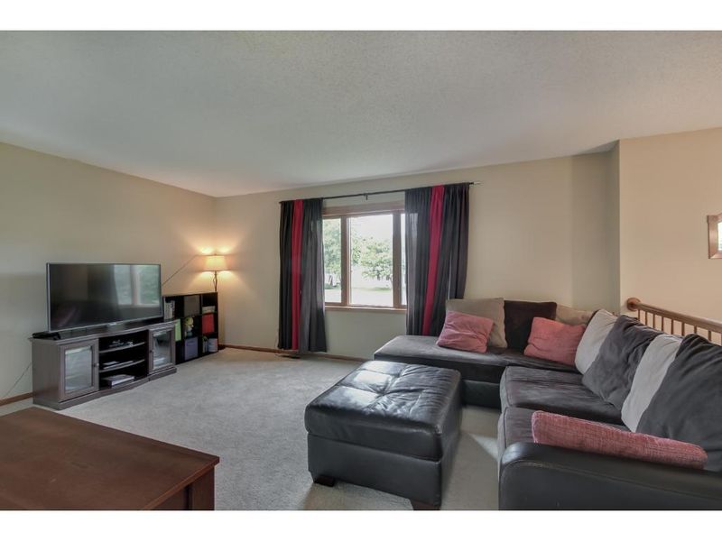 635 Liberty Heights Dr, Chaska, MN 55318