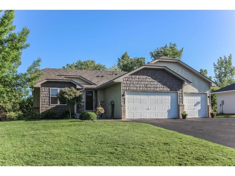 25683 Friesland Ct, Wyoming, MN 55092