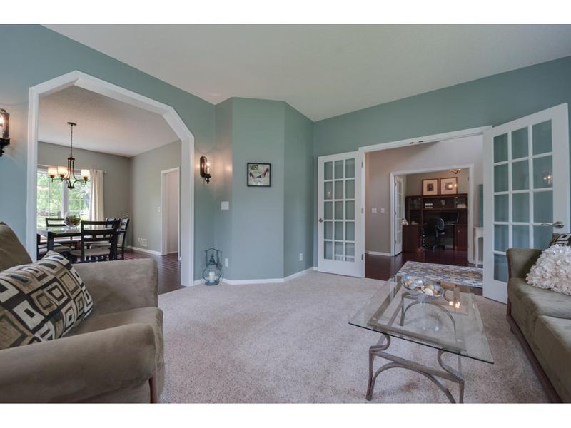 692 Wesley Ln, Mendota Heights, MN 55118