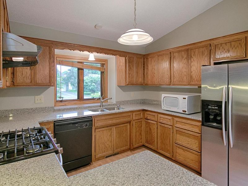 13786 Carmody Dr, Eden Prairie, MN 55347